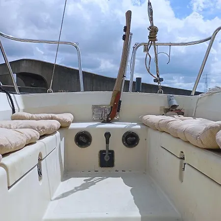 Romantic Sailboat Retreat For 2 船屋